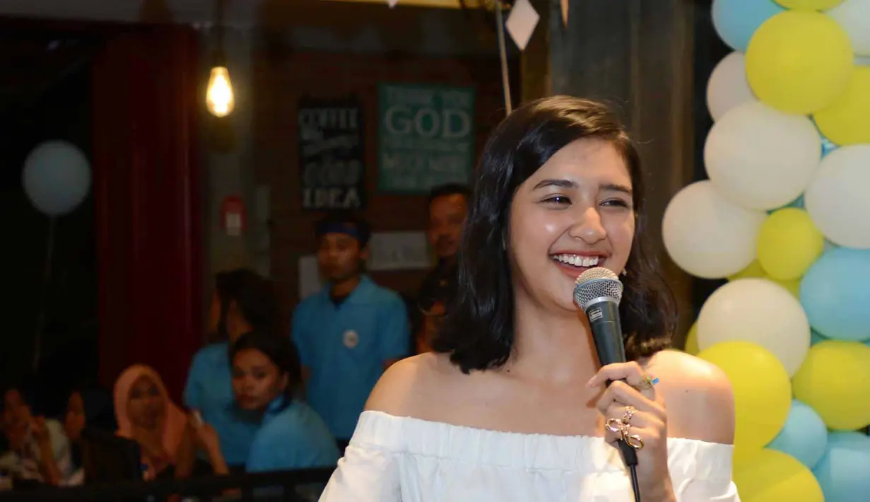 Lokasi yang berdekatan dengan studio musik ini merupakan salah satu tanda jika dirinya siap belajar hidup mandiri. Selain itu, kedepan pelantun Cinta Pertama itu juga ingin fokus pada karier dan pendidikan. (Nurwahyunan/Bintang.com)