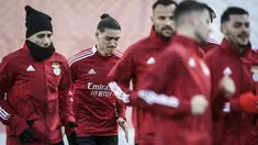 Penyerang Benfica, Darwin Nunez (kedua kiri) melakukan pemanasan selama sesi latihan di tempat latihan Kampus Benfica di Seixal, pinggiran Lisbon (12/4/2022). Benfica akan bertanding melawan Liverpool pada leg kedua perempat final Liga Champions di Anfield. (AFP/Patricia De Melo Moreira)