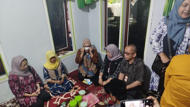 Menteri Pemberdayaan Perempuan dan Perlindungan Anak (PPPA), Afifah Fauzi  tak kuasa menahan tangis saat mengunjungi rumah duka CNA di Desa Kalibarumanis , Banyuwangi (Istimewa)