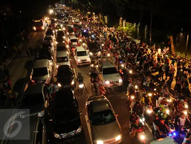 Pengendara terjebak kemacetan pasca perayaan malam pergantian tahun di Jalan Medan Merdeka Barat, Jakarta, Minggu (1/1). Ribuan warga merayakan malam pergantian tahun di sekitar kawasan Monas dan bundaran air mancur. (Liputan6.com/Helmi Fithriansyah)