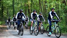 Para pemain Prancis bersepeda di sekitar markas latihan Les Blues di Clairefontaine, Rabu (23/5/2018). Bersepeda merupakan salah satu menu latihan untuk meningkatan kebugaran jelang Piala Dunia 2018. (AFP/Franck Fife)