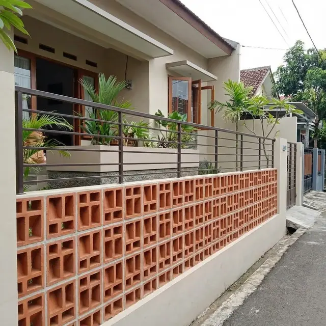 Model Pagar Rumah dengan Kombinasi Tembok Rendah dan Besi Tipis