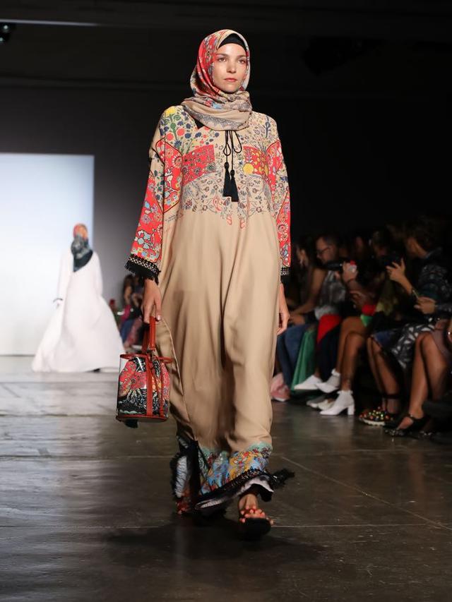 [Bintang] Ketiga Kali di New York Fashion Week, Vivi Zubedi Mantapkan Brand Secara Internasional