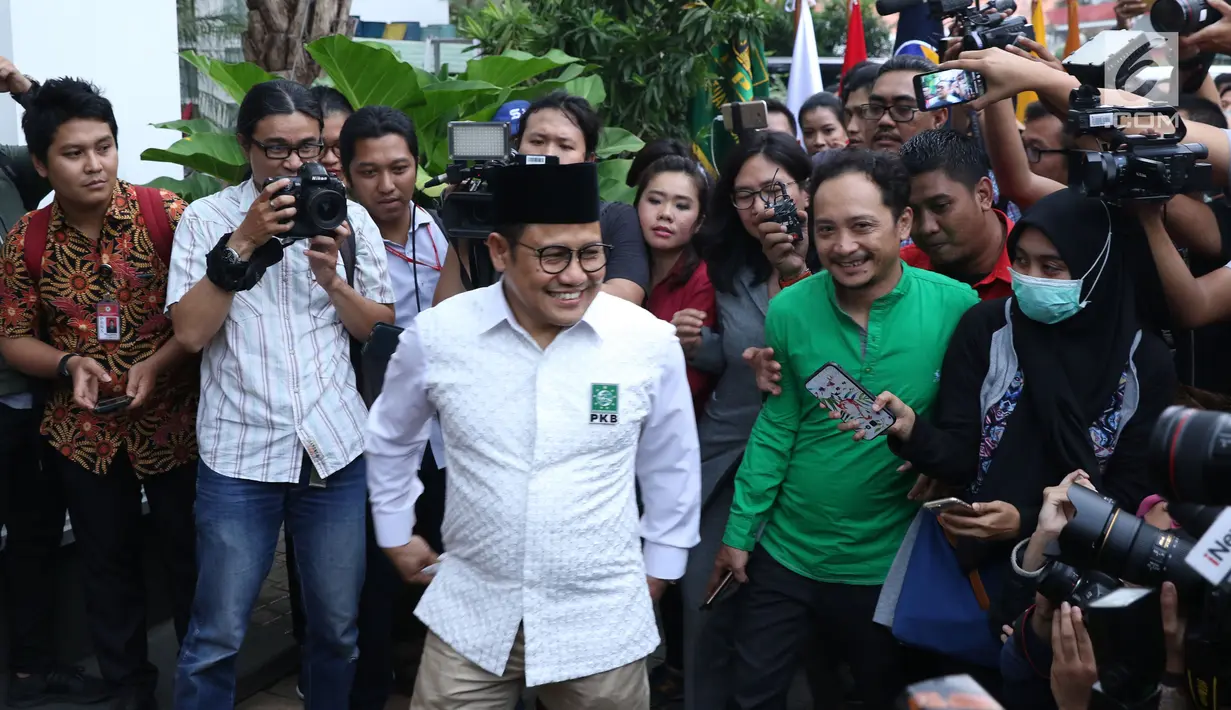 Ketua Partai Kebangkita Bangsa, Muhaimin Iskandar jelang pertemuan dengan Presiden Joko Widodo di Jakarta, Kamis (9/8). Pertemuan membahas koalisi jelang pendaftaran bakal Capres/Cawapres Pilpres 2019. (Liputan6.com/Helmi Fithriansyah)