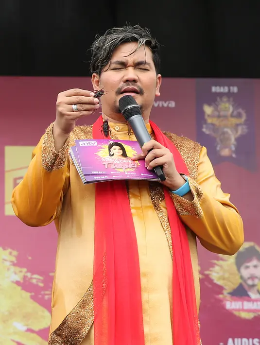 Tidak hanya itu, serangkaian agenda lainnya turut meramaikan suasana panggung pada siang itu. Seperti halnya wawancara dan cerita para pemain Thapki saat berkunjung di Indonesia. (Bambang E. Ros/Bintang.com)