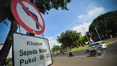Pemprov DKI Jakarta merevisi aturan larangan sepeda motor melintas di Jalan MH Thamrim hingga Jalan Medan Merdeka Barat, Jakarta, Senin (6/4/2015). Pengendara sepeda motor diizinkan melintas mulai pukul 23.00 hingga 06.00 WIB. (Liputan6.com/Faizal Fanani)