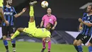 Pemain Getafe, Angel melakukan salto saat bertanding melawan Inter Milan pada babak 16 besar Liga Europa di Veltins-Arena di Gelsenkirchen, Jerman, Rabu, (5/8/2020). Inter menang 2-0 atas Getafe dan melaju ke perempat final.  (AP Photo/Ina Fassbender)