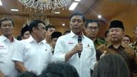Sarjono Kartosoewirjo, putra dari Kartosoewirjo berikrar setia kepada Pancasila di kantor Kemenko Polhukam, Jakarta. (Liputan6.com/Putu Merta Surya Putra)