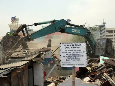 Ratusan kios pedagang di Terminal Depok, Jawa Barat dibongkar, (8/10/2014). (Liputan6.com/Helmi Fithriansyah)