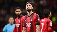 Raut kecewa pemain AC Milan, Olivier Giroud setelah timnya kalah 1-3 dari Borussia Dortmund pada laga lanjutan Grup F Liga Champions 2023/2024 yang berlangsung di San Siro, Milan, Italia, Rabu (29/11/2023) dini hari WIB. (AFP/Marco Bertorello)