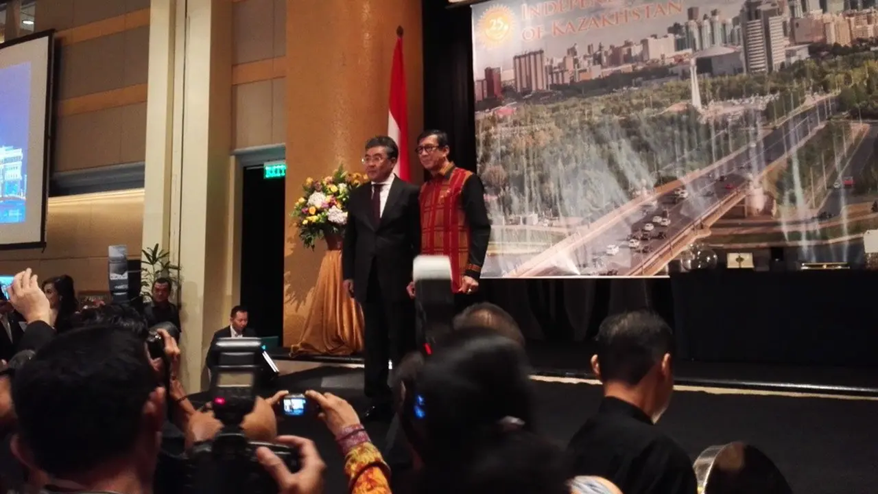 Duta Besar Kazakhstan, Askhat Orazbay dan Menkum dan Ham Yasona Laoly di acara National Day Kazakhstan. (Liputan6.com/Tanti Yulianingsih)