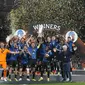 Para pemain Atalanta mengangkat trofi juara Liga Europa 2023/2024 usai membungkam Bayer Leverkusen dalam laga final di Aviva Stadium, Dublin, Kamis (23/5/2024) dini hari WIB. (AP Photo/Kirsty Wigglesworth)