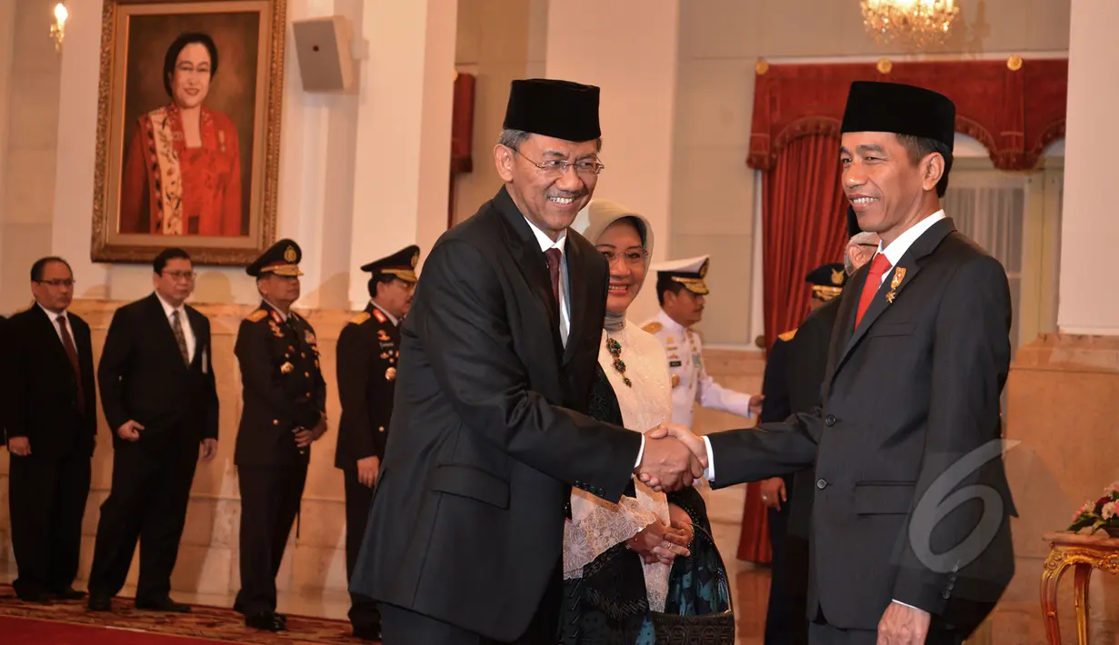 Presiden Joko Widodo saat berjabat tangan dengan Ardan Adiperdana, yang telah dilantik sebagai Kepala BPKP, di Istana Negara, Jumat (13/3/2015). (Liputan6.com/Faizal Fanani)