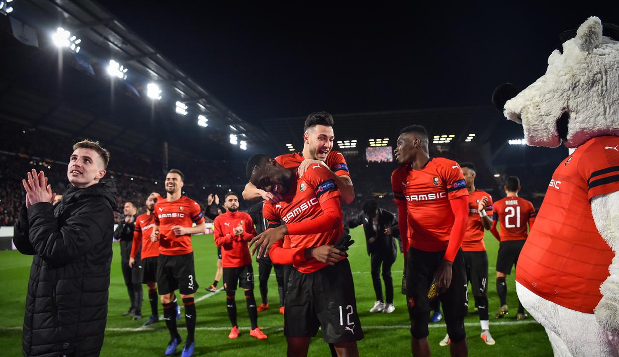 Perayaan kemenangan pemain Rennes pada leg 1, babak 16 besar Liga Europa yang berlangsung di Stadion Roazhon Park, Rennes, Jumat (8/3). Arsenal kalah 1-3 kontra Rennes. (AFP/Damien Meyer)