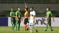 Pemain PSTNI, Guntur menerima kartu merah saat melawan Persela Lamongan pada lanjutan Liga 1 Indonesia 2017 di Stadion Pakansari, Bogor, Sabtu (27/5/2017). (Bola.com/Nicklas Hanoatubun)