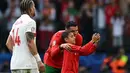Tercatat, pertandingan antara Turki melawan Portugal harus dihentikan sebanyak empat kali karena tindakan para suporter tersebut. (PATRICIA DE MELO MOREIRA/AFP)
