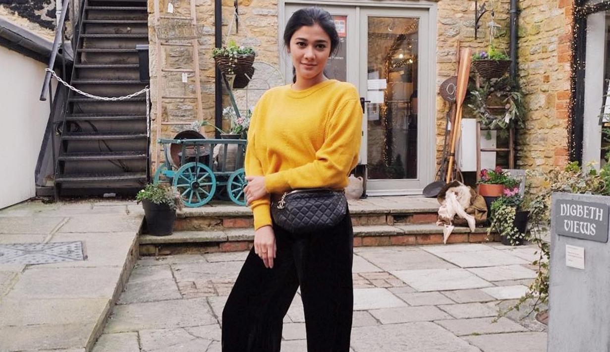Naysilla sendiri memang cukup dikenal dengan penampilan sederhananya. Menggunakan kaus sweater berwarna kuning yang dipadukan dengan celana serta tas berwarna hitam ini juga bisa dijadikan inspirasi. (Liputan6.com/IG/@naymirdad)