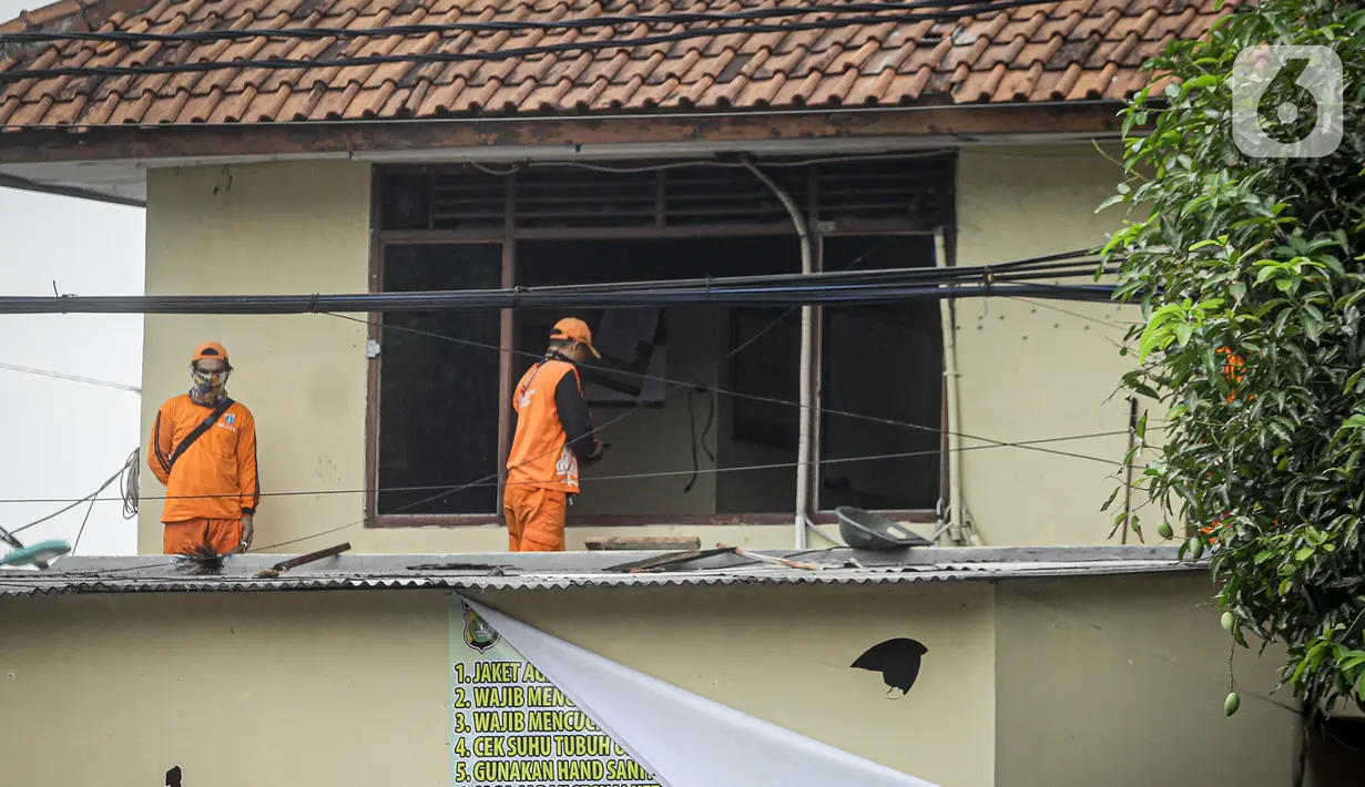 Suasana pascapenyerangan di Polsek Ciracas, Jakarta, Sabtu (29/8/2020). Polsek Ciracas  diserang oleh sejumlah orang tak dikenal pada Sabtu (29/8) dini hari. (Liputan6.com/Faizal Fanani)