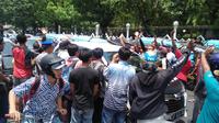 Dalam razia angkutan online itu, sejumlah sopir sempat dipukuli massa sopir  bentor dan angkot Makassar yang berdemo. (Liputan6.com/Eka Hakim)