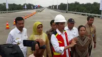 Presiden RI Joko Widodo meresmikan pengoperasian jalan tol Medan-Kualanamu-Tebing Tinggi seksi 2-6 sepanjang 41,65 kilometer (km). (Ilyas/Liputan6.com)