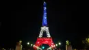 Menara Eiffel diterangi dengan warna bendera Prancis (biru, putih, dan merah) pada tanggal 12 dan 13 November 2025 sebagai penghormatan kepada para korban. Tampak sebuah foto memperlihatkan Menara Eiffel yang diterangi dengan warna bendera nasional Prancis saat peringatan ke-10 serangan teroris Paris yang terjadi pada 2015, di Paris, pada 12 November 2025. (Ludovic MARIN/AFP)
