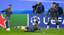 Pemain Paris Saint-Germain Kylian Mbappe (kiri), Leandro Paredes (tengah), dan Neymar mengikuti sesi latihan di Stadion Bernabeu, Madrid, Spanyol, 8 Maret 2022. Paris Saint-Germain akan menghadapi Real Madrid pada pertandingan sepak bola Liga Champions. (AP Photo/Manu Fernandez)