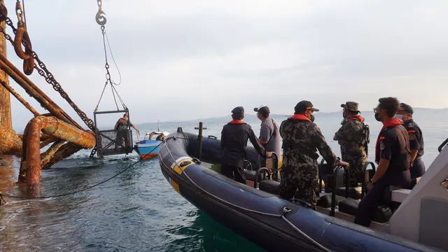Kementerian Kelautan dan Perikanan (KKP) memeriksa Rig berbendera Sri Lanka di wilayah perairan Batu Ampar, Batam. (Foto: Liputan6.com/KKP/Ajang Nurdin)