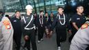 Kapten tim, Rizky Ridho beserta Skuad Timnas Indonesia U-23 saat tiba di Terminal 3 Bandara Soekarno-Hatta, Tangerang, Banten, Sabtu (11/5/2024) pagi WIB usai berjuang di Piala Asia U-23 2024 di Qatar dan play-off Olimpiade Paris di Prancis. (Bola.com/M Iqbal Ichsan)