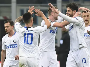 Selebrasi pemain Inter Milan atas gol Ranocchia pada leg 2, babak 16 besar Liga Europa yang berlangsung di stadion Giuseppe Meazza, Milan, Jumat (22/2). Inter Milan menang 4-0 atas rapid Wien. (AFP/Miguel Medina)