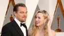 Kate dan Leo pun menunjukkan akrabanya persahabatan mereka di Academy Awards 2016. (DAN MACMEDAN/GETTY)