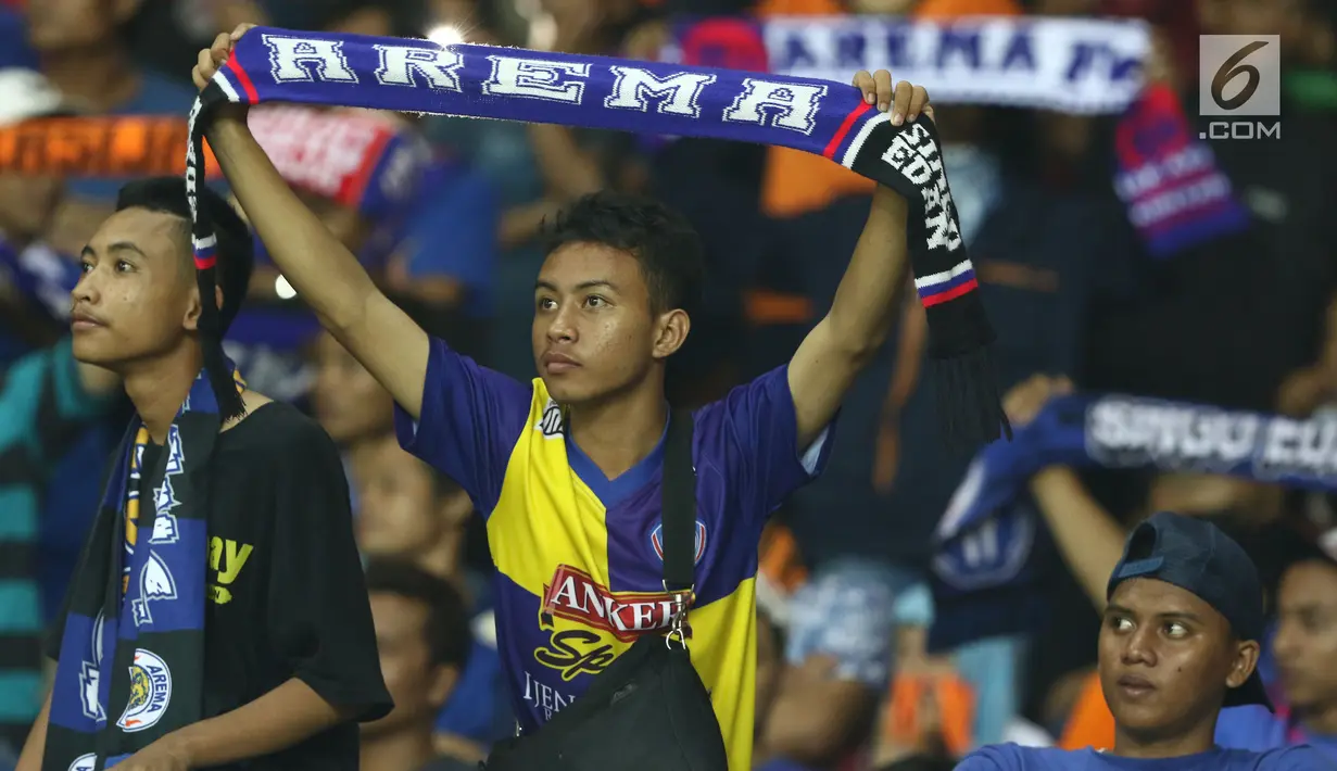 Suporter tim Singo Edan membentangkan syal saat menyaksikan laga Arema FC melawan Persija dilanjutan Liga 1 Indonesia di Stadion Patriot Candrabhaga, Bekasi, Jumat (2/6). Arema FC menyerah 0-2 dari Persija. (Liputan6.com/Helmi Fithriansyah)