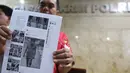 Pengacara menunjukkan meme Amien Rais yang diunggah di akun Facebook Syakieb Sungkar di Gedung Bareskrim Polri Jakarta, Selasa (26/6). Meme tersebut diunggah pada 25 Juni 2018. (Liputan6.com/Fery Pradolo)