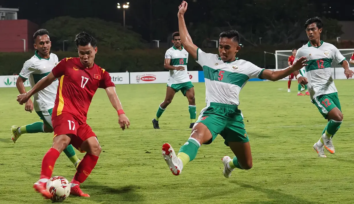Rizky Ridho. Bek tengah milik Persebaya Surabaya berusia 20 tahun ini sejatinya tampil disiplin dalam 45 menit dan digantikan Elkan Baggott di awal babak kedua. Ia hanya mendapat nilai 6,5. (affsuzukicup)