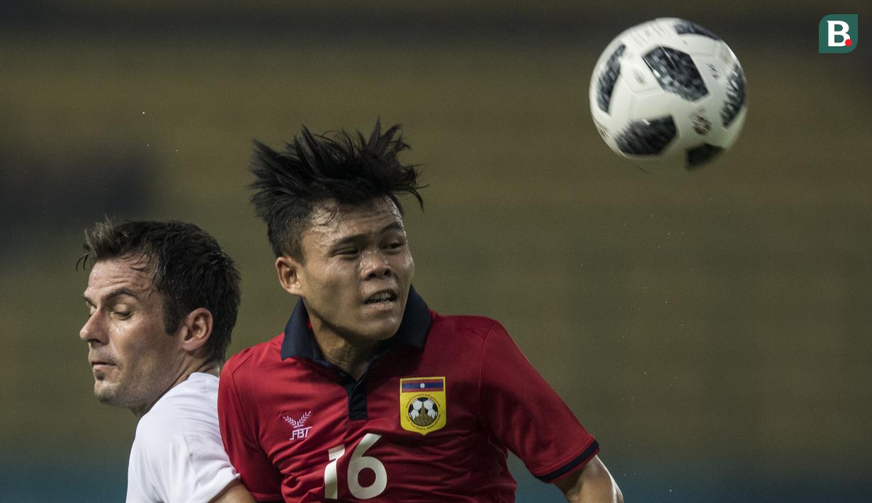 Bek Laos, Singsavang Xayasith, berusaha membuang bola saat melawan Hongkong pada laga Grup A Asian Games di Stadion Patriot, Jawa Barat, Jumat (10/8/2018). Hongkong menang 3-1 atas Laos. (Bola.com/Vitalis Yogi Trisna)