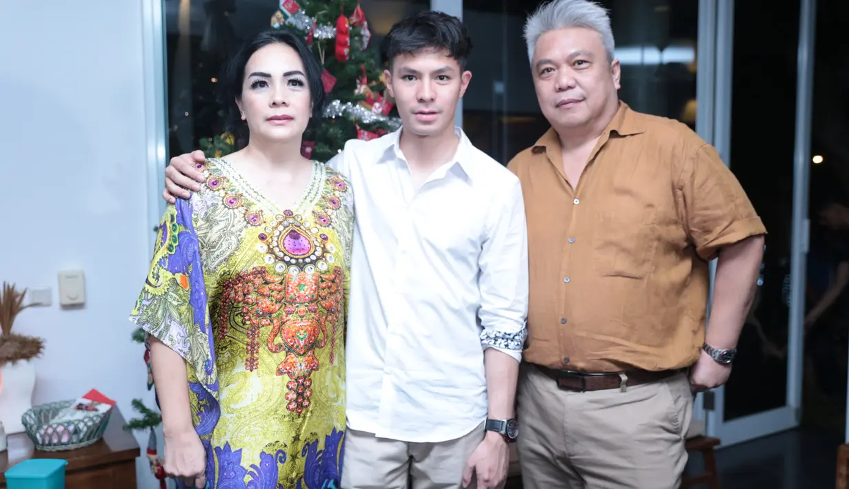 "Itu cuma kebetulan aja. Emang kita dibayar berapa buat harus jalan berdua, bikin isu buat keluarin film, kebetulan kan dia (Mikha) juga ngeluarin single kemarin, tapi nggak juga lah," ujar Fero, Minggu (25/12/2016). (Adrian Putra/Bintang.com)