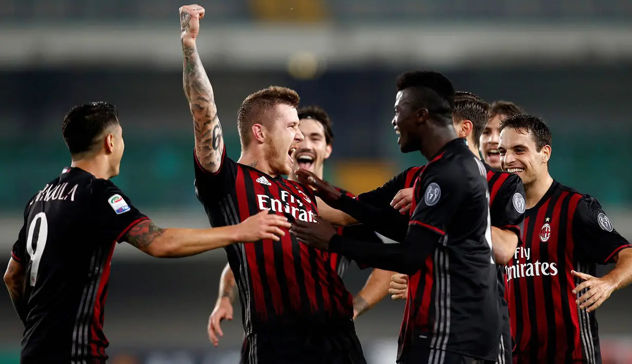Para pemain AC Milan merayakan gol yang dicetak Juraj Kucka ke gawang Chievo pada laga Serie A di Stadion Bentegodi, Verona, Miggu (16/10/2016). Milan menang 3-1 atas Chievo. (Reuters/Alessandro Garofalo)