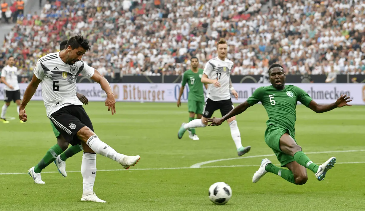 Gelandang Jerman, Samy Khedira, melepaskan tendangan ke gawang Arab Saudi pada laga uji coba di Stadion BayArena, Jumat (8/6/2018). Jerman menang 2-1 atas Arab Saudi. (AP/Martin Meissner)