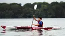 Perdana Menteri (PM) Kanada Justin Trudeau mengayuh perahu kayak di sepanjang aliran Sungai Niagara, Ontario, Senin (5/6). Aksi yang dilakukan PM Kanada ini untuk memperingati Hari Lingkungan Hidup Sedunia. (Nathan Denette/The Canadian Press via AP)