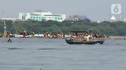 Sampah-sampah tersebut bahkan sampai membentuk daratan yang melandai seperti pinggir pantai. (merdeka.com/Imam Buhori)