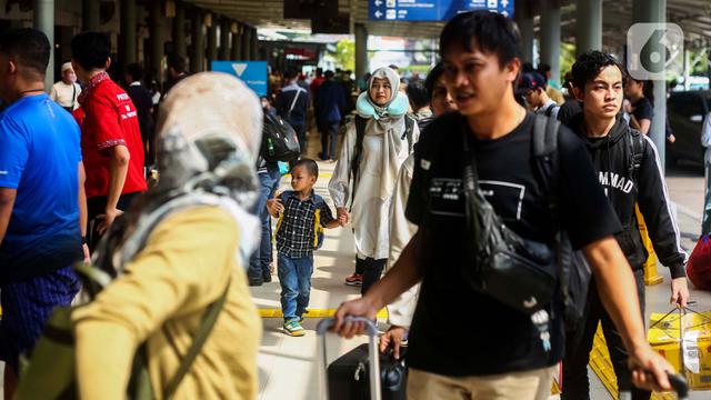 Stasiun Pasar Senen Diserbu Pemudik
