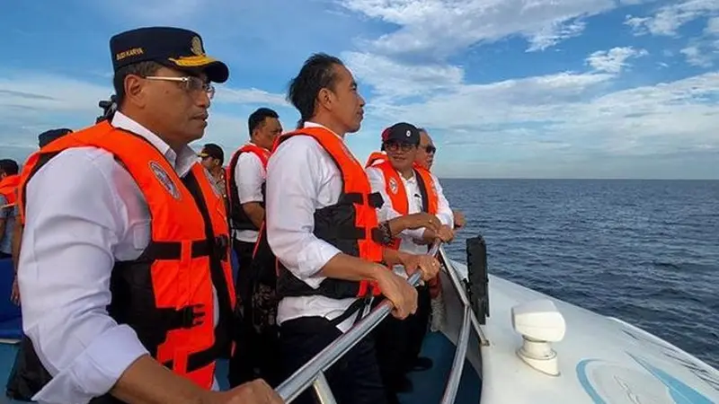 Presiden Joko Widodo (Jokowi) bersama Menteri Perhubungan Budi Karya Sumadi saat mengunjungi Bunaken Sulawesi Utara. (Instagram @budikaryas)