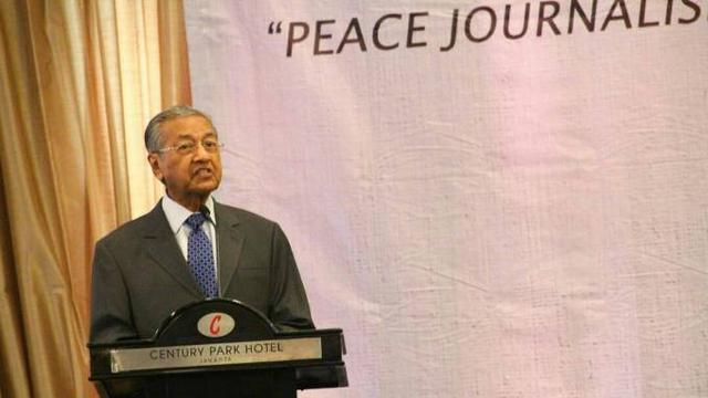 Mahatir Muhammad, saat menghadirkan acara Simposium Internasional Orbicom Unesco di Jakarta.