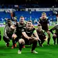 Para pemain Ajax Amsterdam melakukan selebrasi usai mengalahkan Real Madrid pada leg kedua babak 16 besar Liga Champions di Stadion Santiago Bernabeu, Madrid, Spanyol, Selasa (5/3). lolos ke perempat final Liga Champions. (GABRIEL BOUYS/AFP)