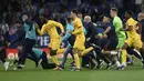 <p>Suporter Espanyol mengejar pemain hingga lorong menuju ruang ganti. (Photo by Lluis GENE / AFP)</p>