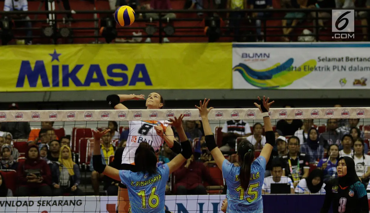 Pevoli Jakarta BNI 46, Lindsay Stalzer melakukan smash saat melawan Bandung Bank BJB pada perebutan tempat ketiga Proliga 2019 di GOR Among Rogo, Yogyakarta, Sabtu (23/2). BNI 46 menang 3-1 atas BJB. (Bola.com/Yoppy Renato)