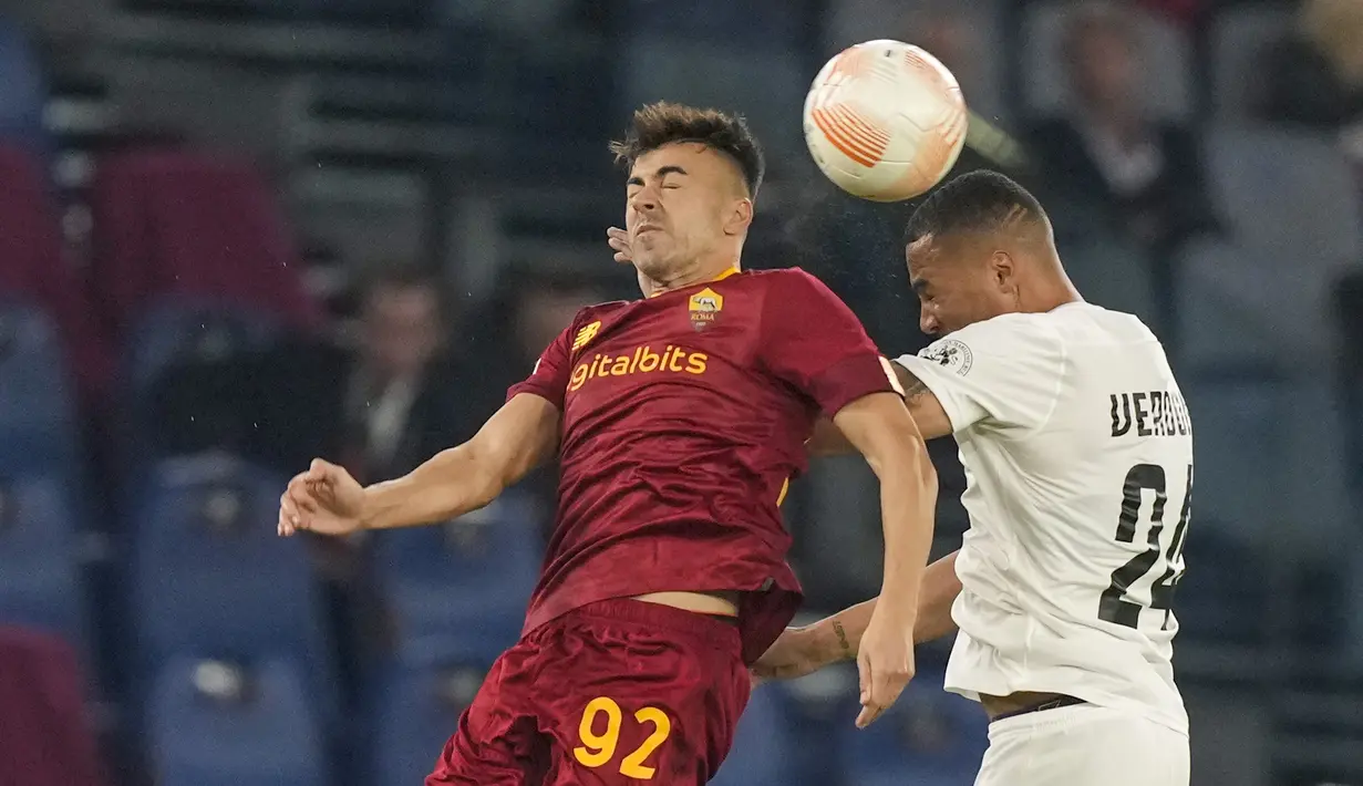 Penyerang AS Roma Stephan El Shaarawy dan bek Ludogorets Olivier Verdon melompat untuk merebut bola  pada Matchday 6 Grup C Liga Eropa 2022-2023 di Olimpico, Jumat (4/10/2022) dini hari WIB. Tampil di hadapan publik sendiri, AS Roma menang dengan skor meyakinkan 3-1. (AP Photo/Andrew Medichini)