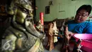 Warga keturunan Tionghoa membersihkan sejumlah patung dewa di Klenteng Poncowinatan, Yogyakarta, Selasa (2/2/2016). Patung patung dewa di bersihkan untuk menyambut perayaan imlek. (Liputan6.com/Boy Harjanto)