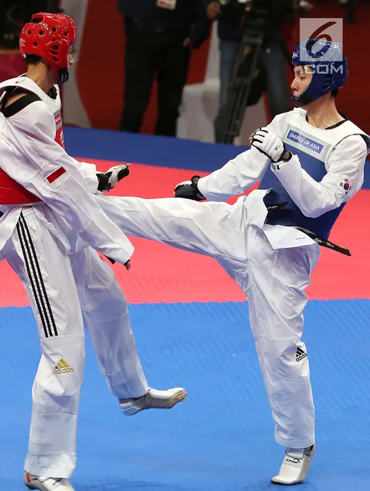Atlet taekwondo Indonesia, Ibrahim Zarman bertarung melawan Gangmin Cho asal Korea Selatan di kelas putra under 63 Kg di lapangan taekwondo JCC, Jakarta, Rabu (22/8). Ibrahim gagal melaju ke semifinal. (Liputan6.com/Fery Pradolo)