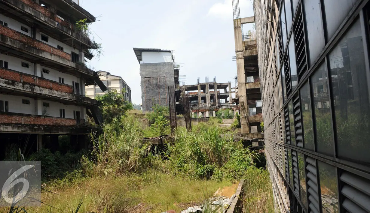 Selain diselimuti tanaman liar, bangunan yang masih setengah jadi terlihat kusam dan tidak terawat, Jawa Barat, Minggu (4/9). Proyek Hambalang ini sudah 4 tahun mangkrak. (Liputan6.com/Helmi Afandi)