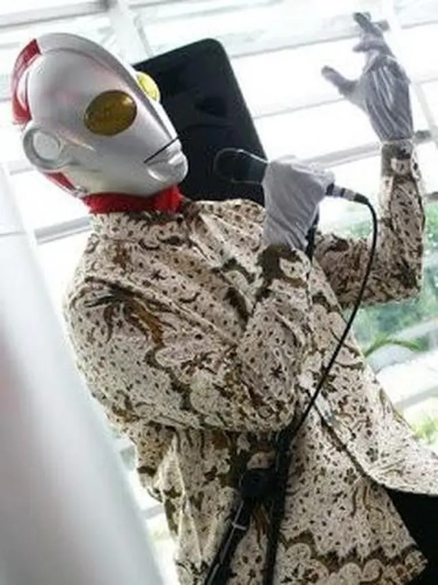 6 Potret Orang Pakai Kostum Ultraman di Tempat Umum Ini Curi Perhatian